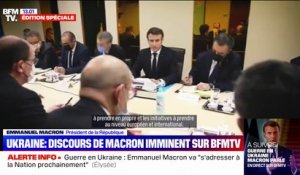 Ukraine: en Conseil de défense, Emmanuel Macron évoque "une situation de guerre totale"