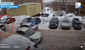 Une fille échappe de justesse à une voiture folle en marche arrière... chanceuse