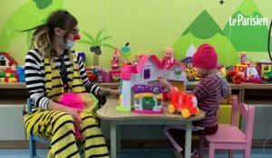 Des clowns pour faire sourire les enfants non évacuables de l'hôpital de Kiev