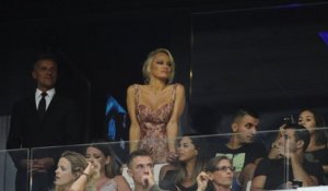 Pamela Anderson est-elle en Russie pour encourager son boyfriend Adil Rami avec les femmes des Bleus ?