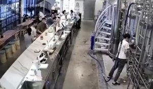 Cet employé fait une grosse boulette en servant une bière !