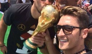 Public Zap : A voir :  L'Allemagne fête ses Champions du Monde ! Un titre qu'ils attendaient depuis 24 ans !