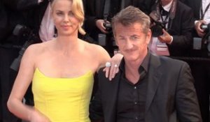Exclu Vidéo : Cannes 2015 : Charlize Theron et Sean Penn étincelants sur le red carpet !