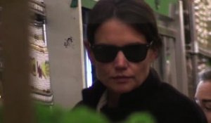 Vidéo : Katie Holmes fait ses courses, comme tout le monde