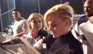 Vidéo : Margot Robbie : arrive au LAX entourée de ses fans