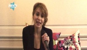Best Of Février 2010 : La chanteuse Julie Zenatti nous avait confié ses crêpages de chignons avec Hélène Segara !