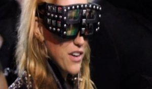 Kesha a osé porter ces lunettes XXXXL ! Top tendance!