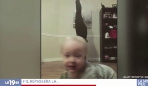 Le zapping du 28/11 : Un bébé sabote la vidéo de yoga de sa maman