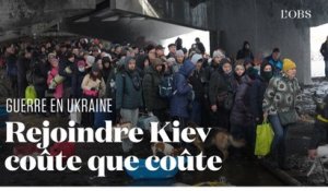 Ces Ukrainiens franchissent à pied un pont détruit pour tenter de rejoindre Kiev coûte que coûte