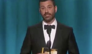 Jimmy Kimmel mange l'enveloppe des Emmy Awards