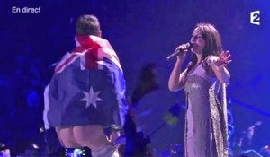 Le zapping du 15/05 : Il s’incruste sur la scène de l’Eurovision et… montre ses fesses !