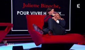 Le divan de Marc-Olivier Fogiel - Juliette Binoche fait tomber Marco sur le divan - 160426