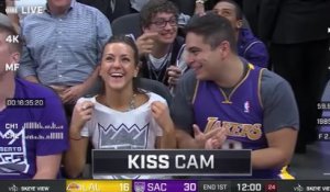 Elle humilie son voisin lors d'une "Kiss Cam" en plein match de NBA