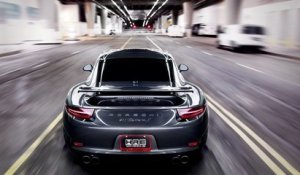 Une Porsche 911 GT3 accélère dans les tunnels parisiens