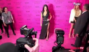 Exclu vidéo : Victoria’s Secret : Selena Gomez et Ellie Goulding font sensation sur le pink carpet !