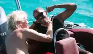 Barack Obama : L'ex-président des Etats-Unis s'amuse en faisant du Kite Surf avec Richard Branson