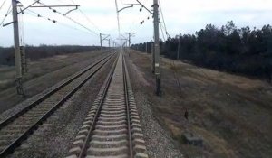 Des chars russes traversent une voie ferrée en Ukraine et coupent la route à un train