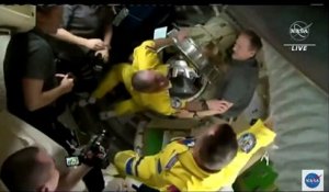 Les  3 cosmonautes russes sont arrivés à la station spatiale internationale en arborant les couleurs de l’Ukraine