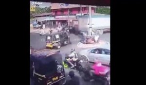 Un tuctuc devient fou en pleine route après avoir croisé un camion