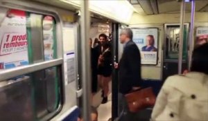 Cette vidéo de David Lempell, candidat dans "The Voice" qui fait le buzz : Le chanteur s'est mis nu dans une rame de métro pour interpréter un de ses titres !