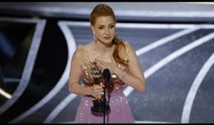 Jessica Chastain vince l'Oscar e saluta (in italiano) la figlia: «Giulietta ti penso sempre». L'amor
