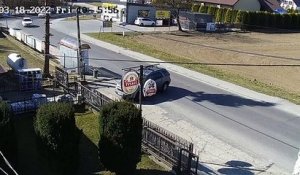 Faire une marche arrière devant une auto-école et lui pourrir son court de conduite