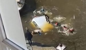 Une camionnette avec neuf touristes tombe dans un canal à Amsterdam
