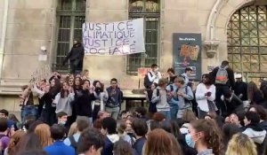 Présidentielle - Des lycéens bloquent des établissements parisiens à quelques jours du second tour: "La jeunesse emmerde le FN" - VIDEO