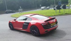 Un automobiliste fait le malin en Audi R8 dans un rond point