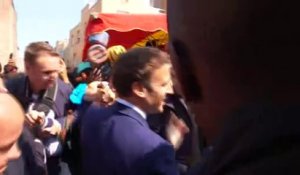 Emmanuel Macron ciblé par un jet de tomates lors de son déplacement à Cergy