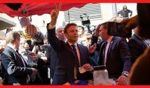 Emmanuel Macron visé par un jet de tomates lors d'une visite sur un marché