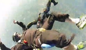 Un instructeur de saut en parachute sauve la vie de son élève