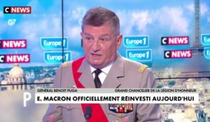 Général Benoît Puga : «Chaque maillon correspond à un mandat présidentiel […] pour le deuxième mandat d’Emmanuel Macron, le symbole sur le maillon est une mappemonde avec un livre»