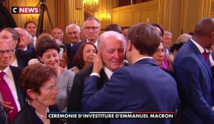 La séquence bouleversante de l'investiture d'Emmanuel Macron, quand la mère du professeur Samuel Paty fond en larmes dans les bras du Président de la République