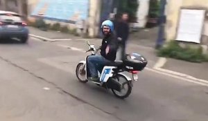 Quand un supporter en scooter nargue les supporters de l'équipe adversaire