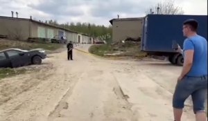 T'inquiètes, on va sortir ta voiture du fossé... On gère