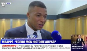 Kylian Mbappé: "J'ai prévenu Emmanuel Macron" de mon choix de rester au PSG
