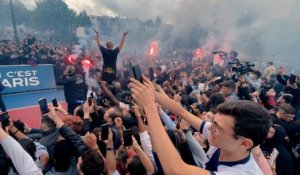 Fumigènes, chants... les Ultras du PSG acclament Mbappé au pied du Parc des Princes