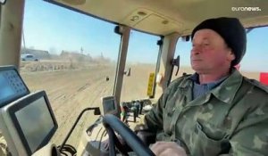Le tracteur zigzague entre les obus : semailles dans les champs d'Ukraine au nord de Kharkiv