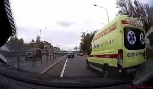 Ce conducteur percute une ambulance !
