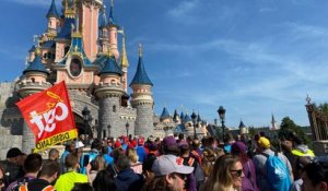 « C'est historique » : un millier d'employés de Disneyland Paris manifestent pour un meilleur salaire