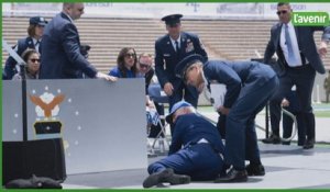 Biden chute sur scène lors d'une cérémonie militaire