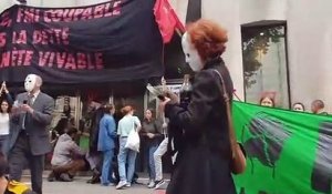 Des militants climat, les mains collés aux portes, ont bloqué ce matin l'entrée du bâtiment du Fonds monétaire international à Paris