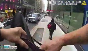 Un policier à cheval se lance à la poursuite d'un voleur en pleine rue à New York