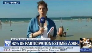 Des touristes trollent une journaliste sur le terrain d'une plage