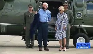 L'image troublante du Président Joe Biden qui ne parvient pas à mettre sa veste devant les caméras puis perd ses lunettes - Regardez