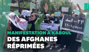 Des femmes manifestent à Kaboul en Afghanistan, des talibans les dispersent violemment