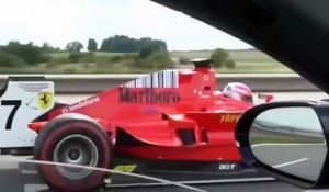 Il se ballade sur l'autoroute en formule 1...