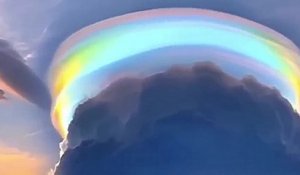 Un énorme nuage arc-en-ciel