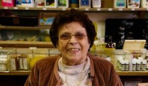 À 92 ans, Christiane s’occupe de la droguerie Taverne, une entreprise familiale qui fête ses 130 ans